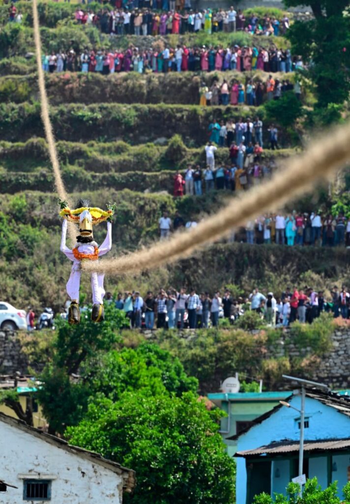 काठ का बद्दी फिसलाया जा रहा है।