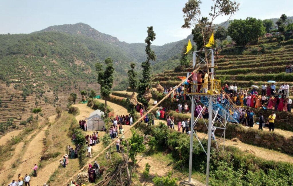 इस तरह ऊँचाई वाली जगह से बद्दी को ढलान के लिए खिसकाने के लिए तैयार मंच