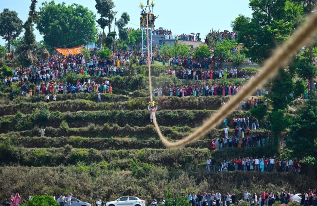 काठ का बद्दी ऊँचाई से ढलान के ओर घिरनी से आते हुए