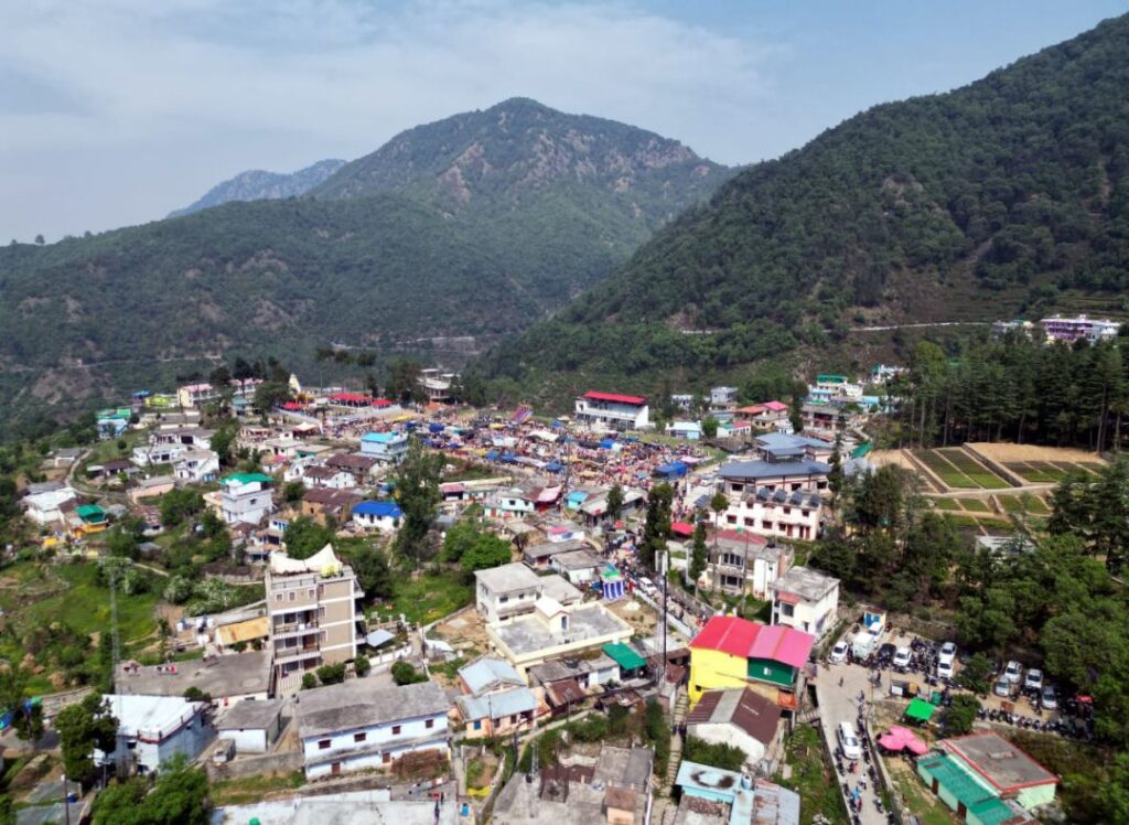 कस्बा: खिरसू जिसे अब खिर्सू विकासखण्ड जनपद पौड़ी गढ़वाल के नाम से भी जाना जाता है।